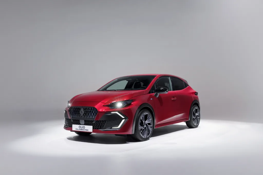 35년 1,700만 대 판매! 르노 클리오, 6세대로 프랑스 자동차 역사 다시 쓴다 4 Renault Clio full hybrid E Tech Esprit Alpine Absolute Red 16 https://mobilityground.com/wp-content/uploads/2025/10/Renault-Clio-reveal-press-conference-18.webp