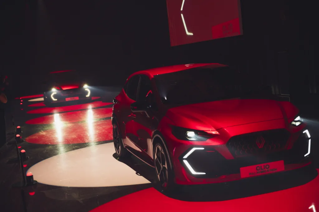 35년 1,700만 대 판매! 르노 클리오, 6세대로 프랑스 자동차 역사 다시 쓴다 1 Renault Clio reveal press conference 18 https://mobilityground.com/wp-content/uploads/2025/10/Renault-Clio-reveal-press-conference-18.webp
