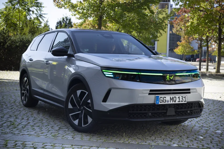 복스홀 그랜드랜드 자율주행, VAUXHALL SHOWCASES AI-POWERED LIGHT COMMUNICATION IN AUTONOMOUS VEHICLES