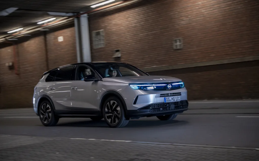 VauxhallShowcaseAI PoweredLightCommunicationinAutomonomousVehicles4 https://mobilityground.com/wp-content/uploads/2025/10/VauxhallShowcaseAI-PoweredLightCommunicationinAutomonomousVehicles10-scaled.webp
