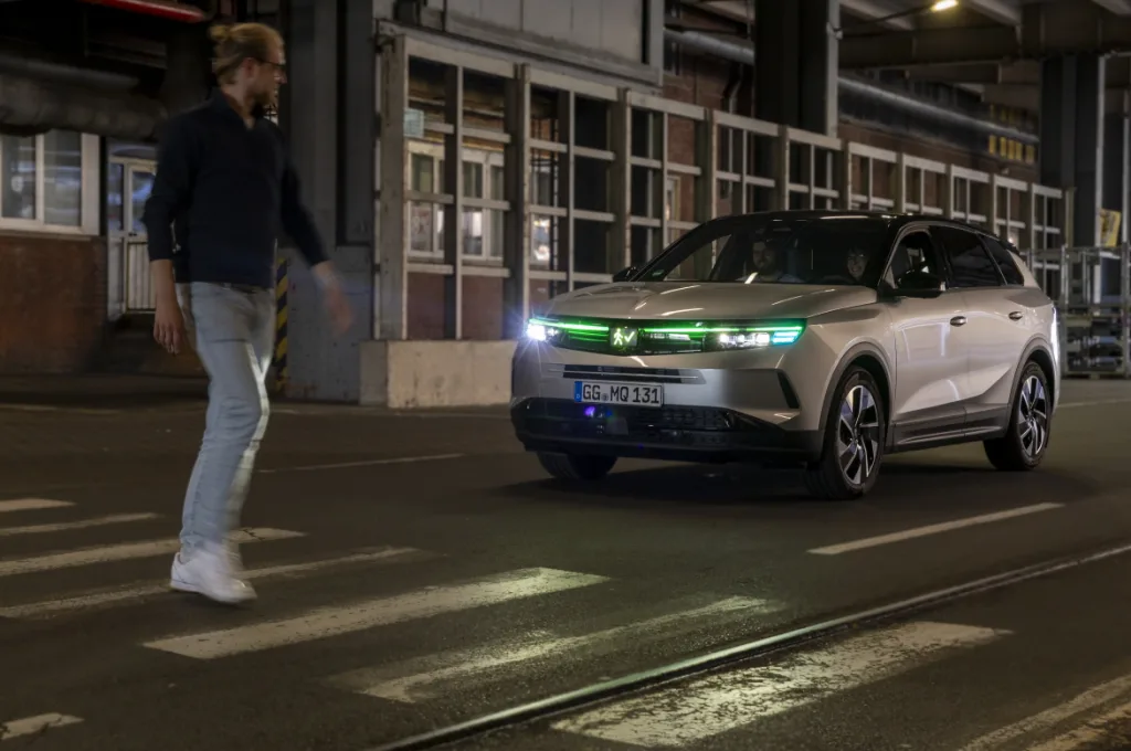 VauxhallShowcaseAI PoweredLightCommunicationinAutomonomousVehicles6 https://mobilityground.com/wp-content/uploads/2025/10/VauxhallShowcaseAI-PoweredLightCommunicationinAutomonomousVehicles10-scaled.webp