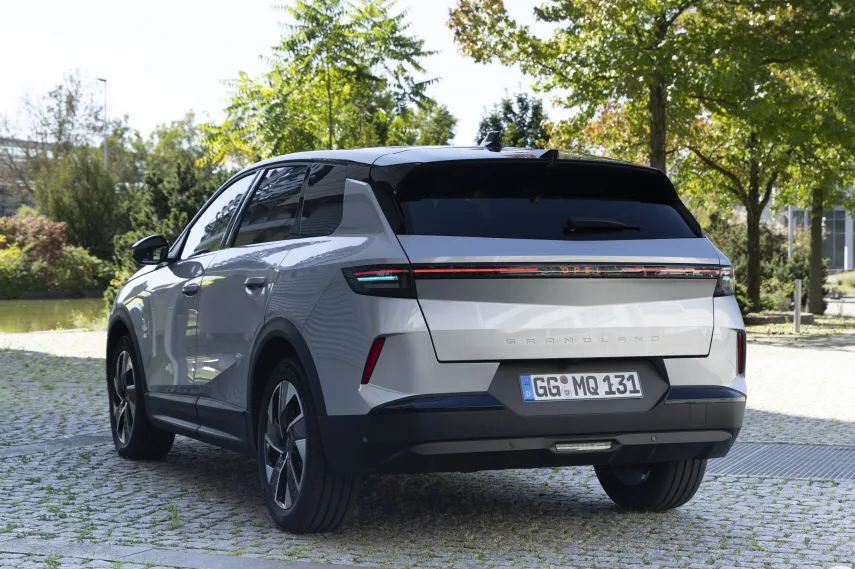 VauxhallShowcaseAI PoweredLightCommunicationinAutomonomousVehicles7 https://mobilityground.com/wp-content/uploads/2025/10/VauxhallShowcaseAI-PoweredLightCommunicationinAutomonomousVehicles10-scaled.webp