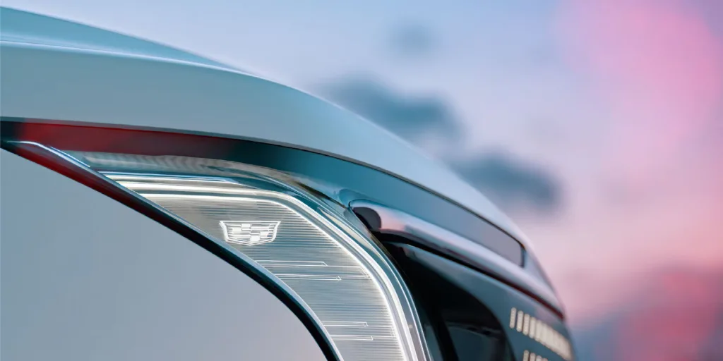 사진 3 에스컬레이드IQ 헤드램프 디테일 https://mobilityground.com/wp-content/uploads/2025/10/사진-1-에스컬레이드IQ-외관_1.webp