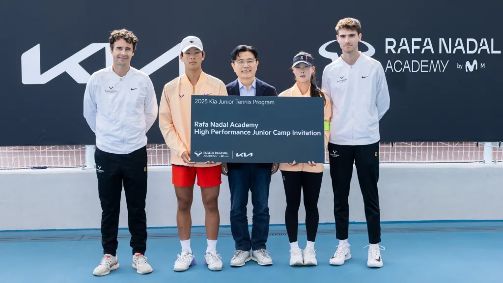 사진1 기아 글로벌 홍보대사 라파엘 나달과의 파트너십 연장하며 동행 이어가 https://mobilityground.com/wp-content/uploads/2025/10/사진6-기아-글로벌-홍보대사-라파엘-나달과의-파트너십-연장하며-동행-이어가-.webp