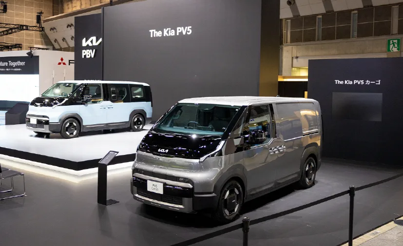 사진2 2025 재팬모빌리티쇼 기아관에 전시된 PV5 패신저와 카고 https://mobilityground.com/wp-content/uploads/2025/10/사진2-2025-재팬모빌리티쇼-기아관에-전시된-PV5-패신저와-카고.webp