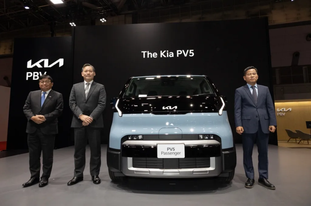 사진5 2025 재팬모빌리티쇼 기아 기념사진 https://mobilityground.com/wp-content/uploads/2025/10/사진2-2025-재팬모빌리티쇼-기아관에-전시된-PV5-패신저와-카고.webp