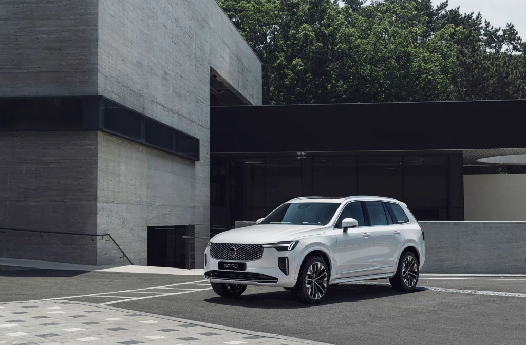 사진자료2 볼보 XC90 1 https://mobilityground.com/wp-content/uploads/2025/10/사진자료1_극-중-노출된-볼보-XC90-출처-삼화네트웍스-캡션-기재-필수.webp