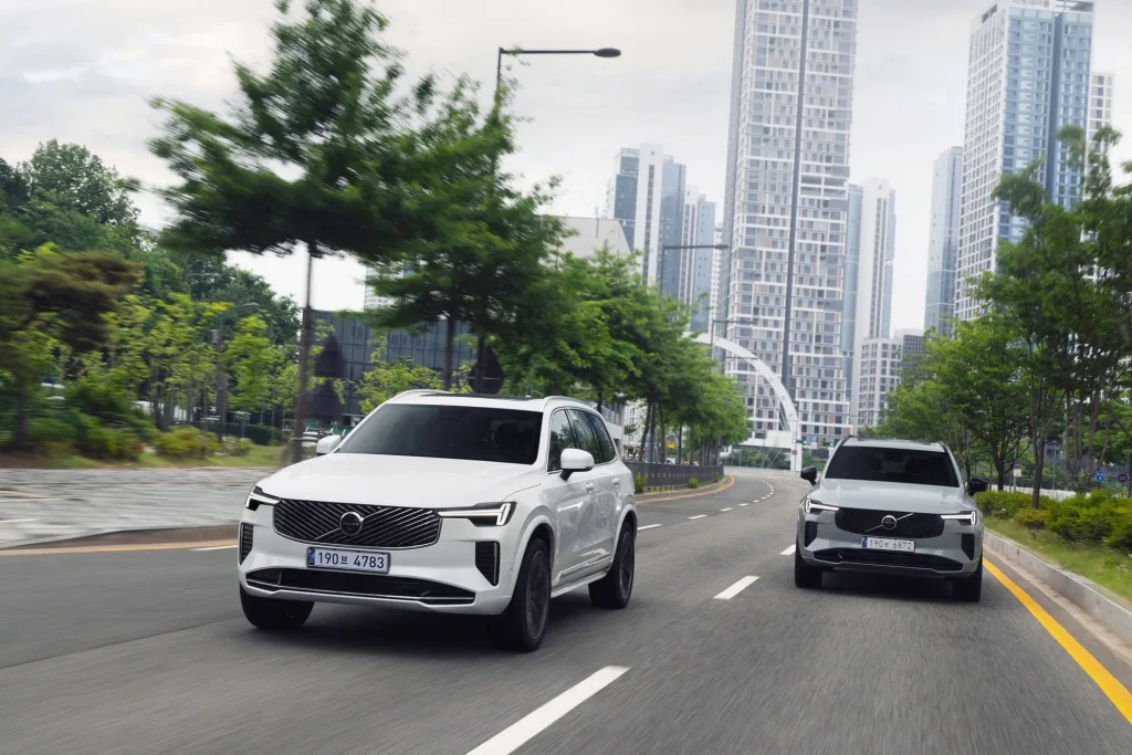 사진자료3 볼보 XC90 https://mobilityground.com/wp-content/uploads/2025/10/사진자료1_극-중-노출된-볼보-XC90-출처-삼화네트웍스-캡션-기재-필수.webp