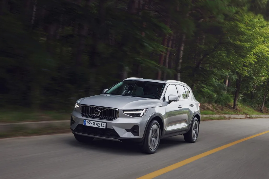 볼보 2026년식 XC40 출시… 다크 테마 추가하고 5,190만원부터 1 사진자료9 볼보자동차코리아 프리미엄 컴팩트 SUV ‘XC40 2026년식 모델 공식 출시 https://mobilityground.com/wp-content/uploads/2025/10/사진자료9_볼보자동차코리아-프리미엄-컴팩트-SUV-‘XC40-2026년식-모델-공식-출시.webp