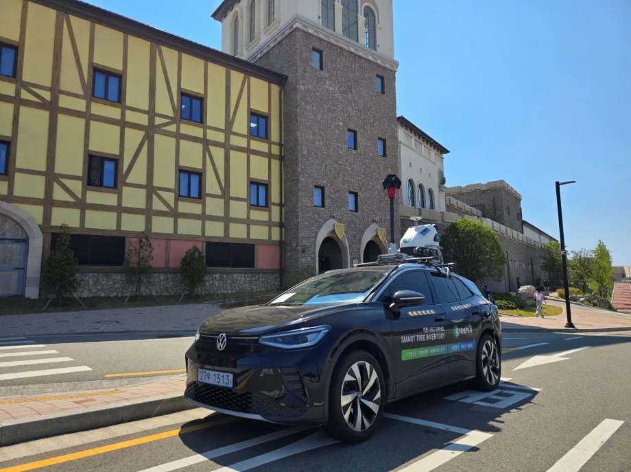 폭스바겐 ID.4, 도심 수목 데이터 구축 프로젝트 지원으로 탄소중립 실현 기여 1 참고사진 폭스바겐코리아 도심 숲 환경 보전 프로젝트에 순수 전기 SUV ID.4 지원 1 https://mobilityground.com/wp-content/uploads/2025/10/참고사진_폭스바겐코리아-도심-숲-환경-보전-프로젝트에-순수-전기-SUV-ID.4-지원-1.webp