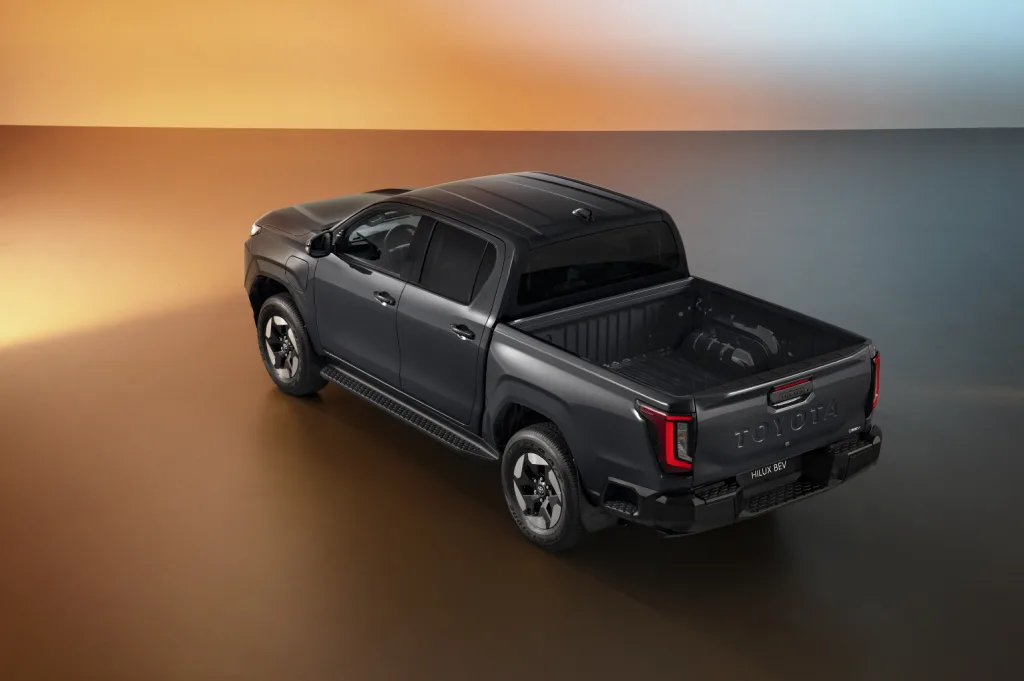 2025toyotahiluxbevhero11 https://mobilityground.com/wp-content/uploads/2025/11/2025toyotahiluxbevhero1.webp