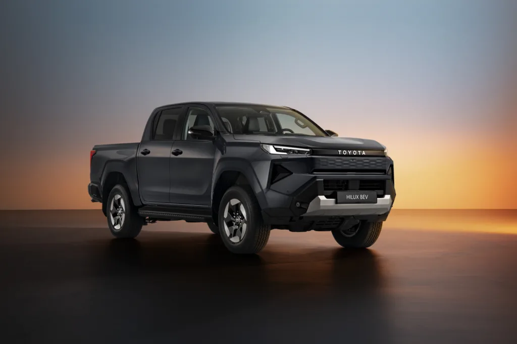 2025toyotahiluxbevhero3 https://mobilityground.com/wp-content/uploads/2025/11/2025toyotahiluxbevhero1.webp