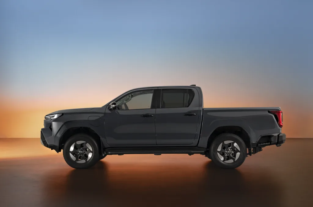 2025toyotahiluxbevhero7 https://mobilityground.com/wp-content/uploads/2025/11/2025toyotahiluxbevhero1.webp