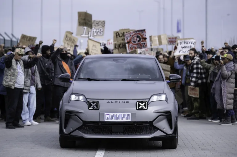 알핀 A290 영화 런닝맨 출연, Alpine A290 electrifies the red carpet at The Running Man UK premiere