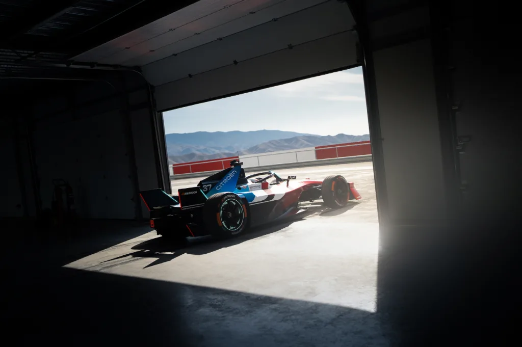 "60년 만의 귀환" 시트로엥, GEN3 Evo 싱글시터로 포뮬러 E 공식 참가 10 CL 25.014.011 https://mobilityground.com/wp-content/uploads/2025/11/FORMULA_E_CITROEN_WC_3_4_FRONT_2a.webp