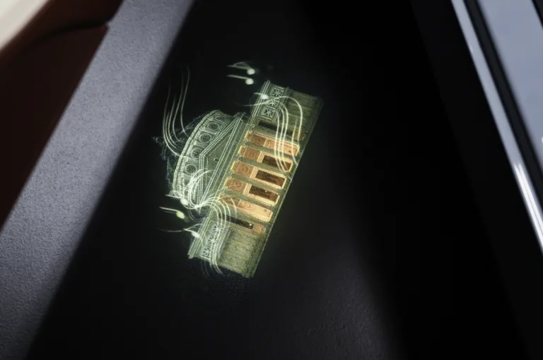 벤틀리 뮬리너 디지털 라이트, Digital craftsmanship continues as Mulliner offers first bespoke animated welcome lamp