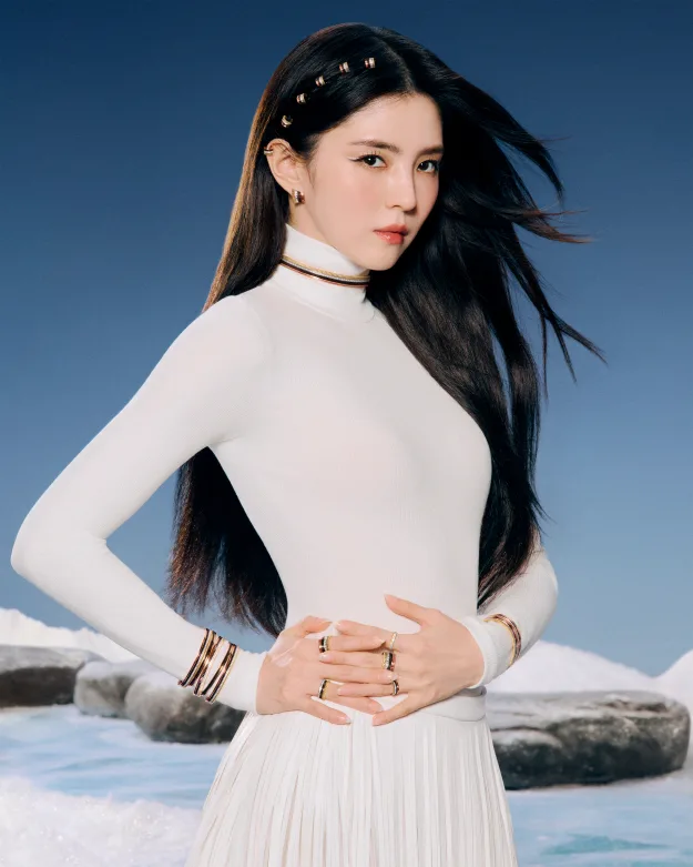 부쉐론, 한소희 앰버서더와 2025 홀리데이 캠페인 공개, 콰트로·쎄뻥 보헴 컬렉션 조명 1 IMAGE 3 https://mobilityground.com/wp-content/uploads/2025/11/IMAGE-3.webp