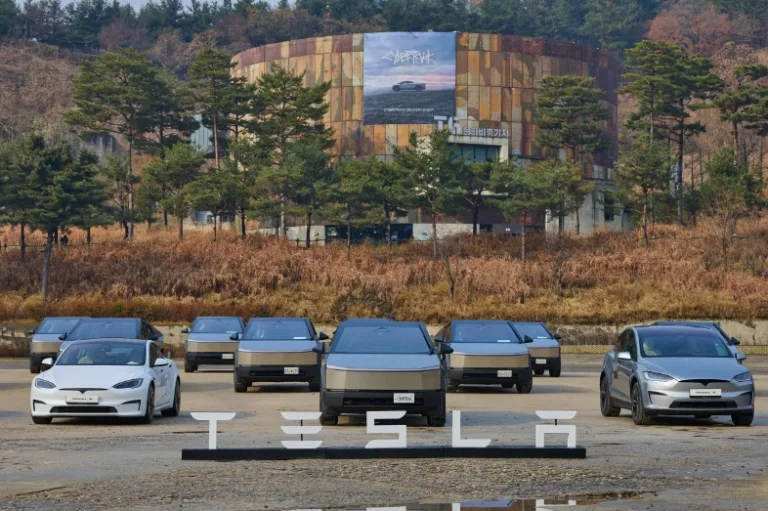 테슬라 코리아, 사이버트럭 한국 최초 공식 인도, 고객 30명 참석