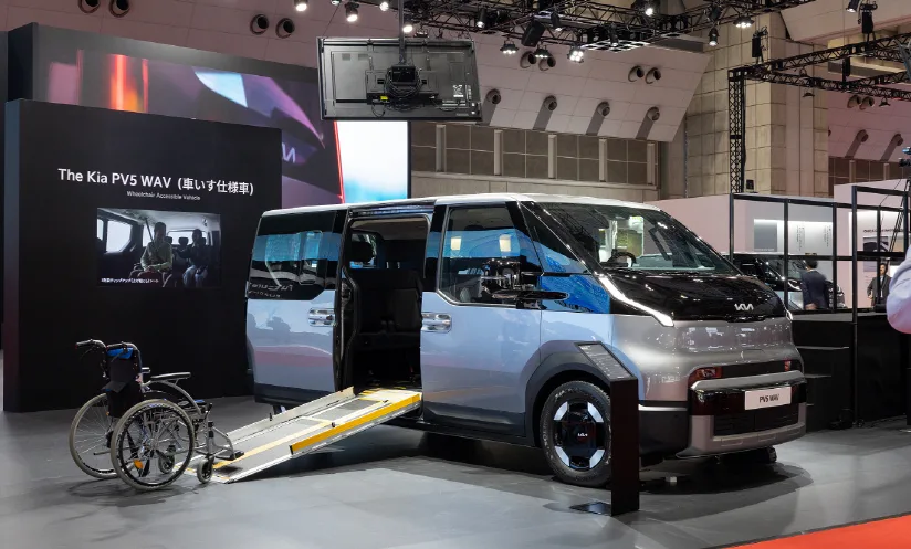 사진3 2025 재팬모빌리티쇼 기아관에 전시된 PV5 WAV https://mobilityground.com/wp-content/uploads/2025/10/사진2-2025-재팬모빌리티쇼-기아관에-전시된-PV5-패신저와-카고.webp