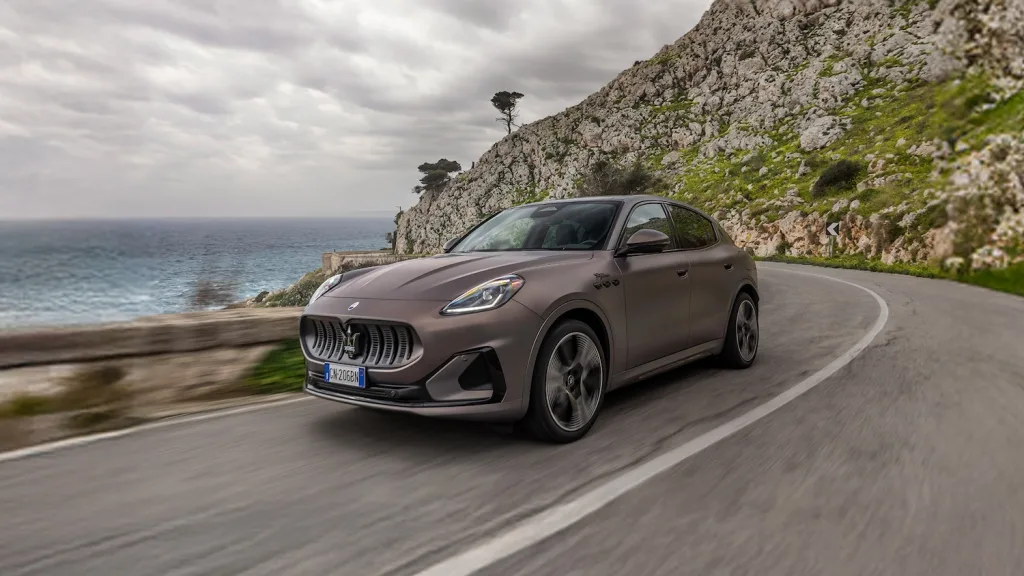 마세라티 그레칼레 폴고레, 2달간 9천만원대 구매 가능해졌다 1 사진자료1 마세라티 럭셔리 전기 SUV 그레칼레 폴고레Grecale Folgore https://mobilityground.com/wp-content/uploads/2025/11/사진자료1-마세라티-럭셔리-전기-SUV-그레칼레-폴고레Grecale-Folgore.webp