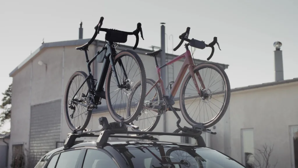 볼보 V60CC 포레스트 레이크 에디션 10대 한정, 11일 선착순 판매 4 사진자료5 바이크 캐리어 패키지 연출컷 https://mobilityground.com/wp-content/uploads/2025/11/사진자료1_V60CC-포레스트-레이크-에디션.webp