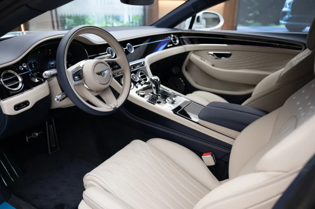 참고사진 벤틀리 컨티넨탈 GT 아주르 벤틀리 큐브 5 https://mobilityground.com/wp-content/uploads/2025/11/참고사진_벤틀리-컨티넨탈-GT-아주르-5.webp