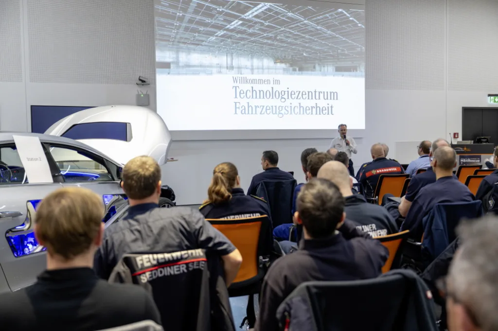 Mercedes-Benz Partners with European Fire Services for MB4Rescue Training 3 메르세데스-벤츠 교통사고 제로, A unique partnership: Mercedes-Benz and European fire services conduct joint training sessions