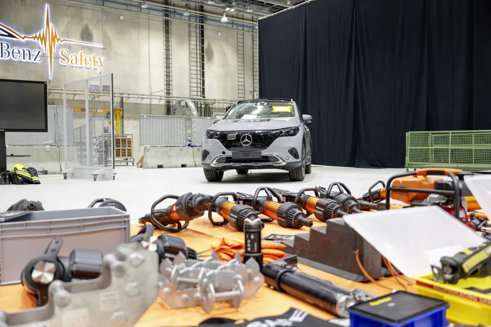 Mercedes-Benz Partners with European Fire Services for MB4Rescue Training 2 메르세데스-벤츠 교통사고 제로, A unique partnership: Mercedes-Benz and European fire services conduct joint training sessions