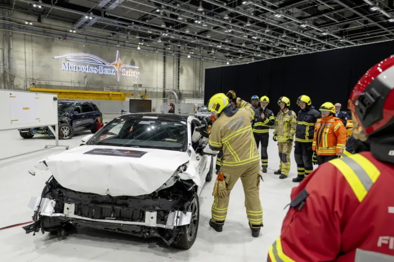 메르세데스-벤츠 교통사고 제로, A unique partnership: Mercedes-Benz and European fire services conduct joint training sessions