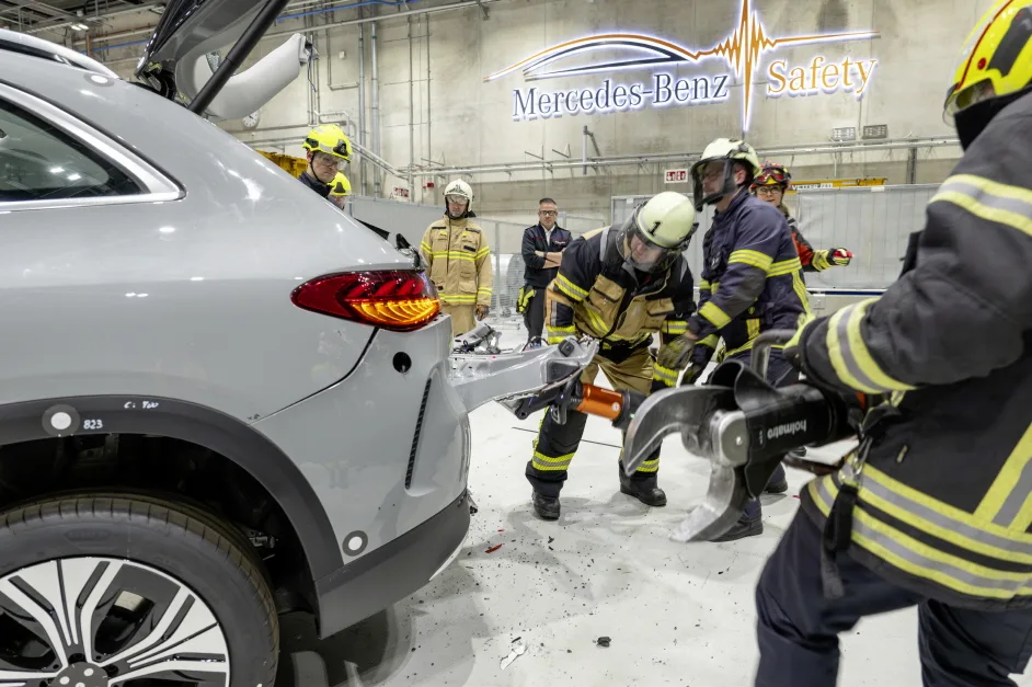 Mercedes-Benz Partners with European Fire Services for MB4Rescue Training 1 메르세데스-벤츠 교통사고 제로, A unique partnership: Mercedes-Benz and European fire services conduct joint training sessions