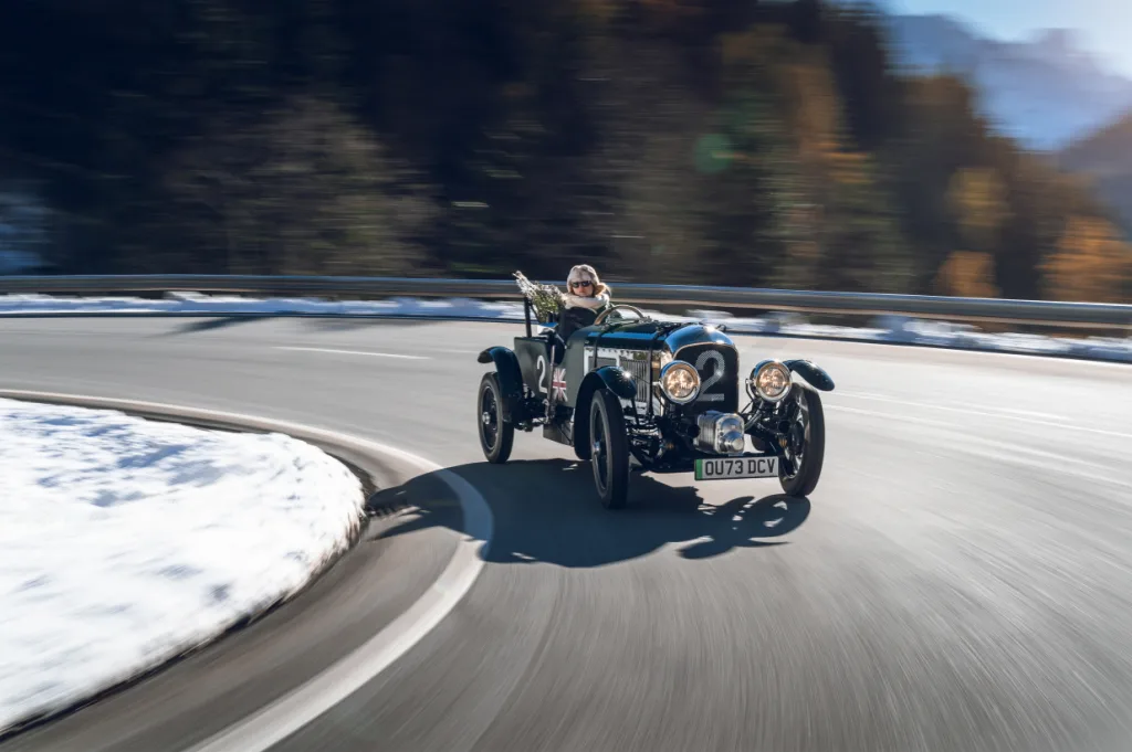 로터스에 크리스마스 트리가? 페라리, 포르쉐, 벤틀리도 12월은 즐거워 5 5. 크리스마스트리를 배달하는 벤틀리 블로어 주니어 https://mobilityground.com/wp-content/uploads/2025/12/1.-로터스-에보라-GT410-스포츠.webp