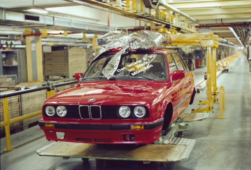 BMW 3 Series Celebrates 50 Years with 18 Million Units Produced 2 BMW 3 시리즈, 50 years of BMW 3 Series production – an international success story