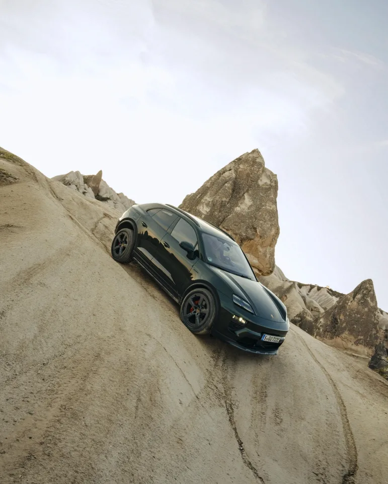 포르쉐 125년 사륜구동 역사, 전기차 시대 ePTM으로 재탄생 3 img 2 https://mobilityground.com/wp-content/uploads/2025/12/img.webp