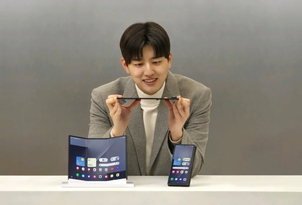 359만원 갤럭시 Z 트라이폴드 12일 출시, 5,600mAh 배터리 역대 최대 3 갤럭시 Z 트라이폴드 행사사진3 https://mobilityground.com/wp-content/uploads/2025/12/갤럭시-Z-트라이폴드-행사사진4.webp