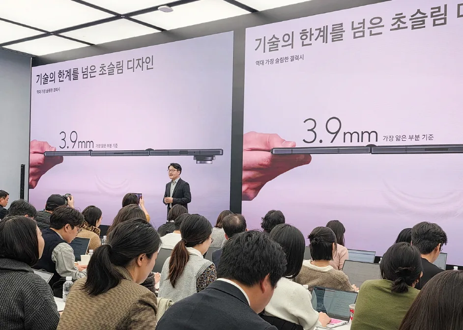 359만원 갤럭시 Z 트라이폴드 12일 출시, 5,600mAh 배터리 역대 최대 7 갤럭시 Z 트라이폴드 현장 사진3 https://mobilityground.com/wp-content/uploads/2025/12/갤럭시-Z-트라이폴드-행사사진4.webp