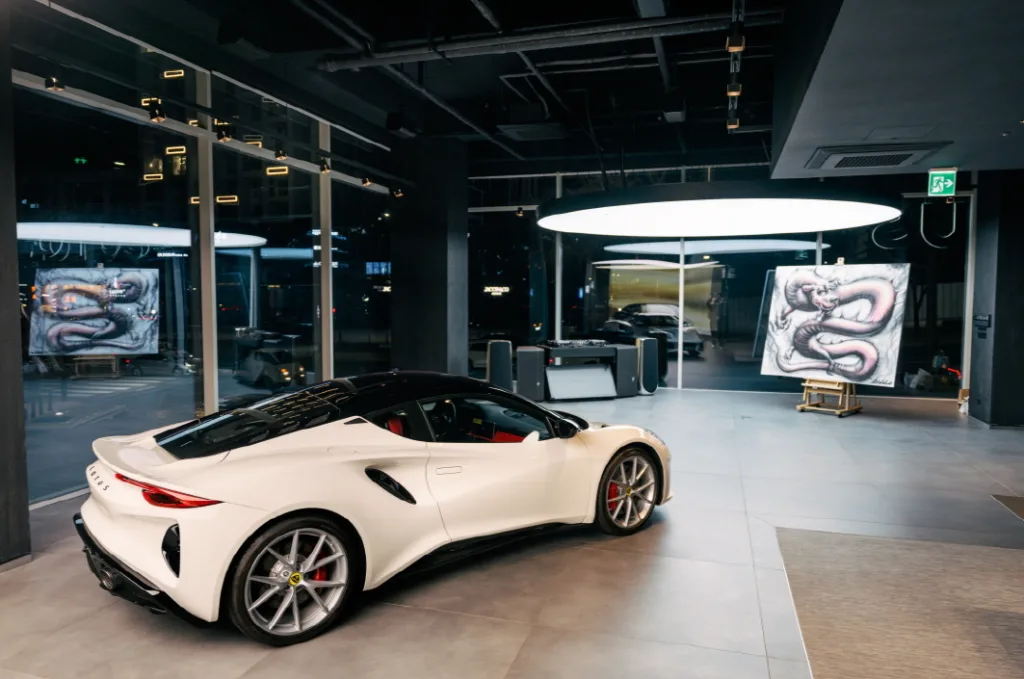 로터스 플래그십 전시장 아트 컬래버레이션, 200명 관람객 방문 1 로터스 플래그십 전시장 아트 컬래버레이션으로 재해석 1 https://mobilityground.com/wp-content/uploads/2025/12/로터스-플래그십-전시장-아트-컬래버레이션으로-재해석-1.webp