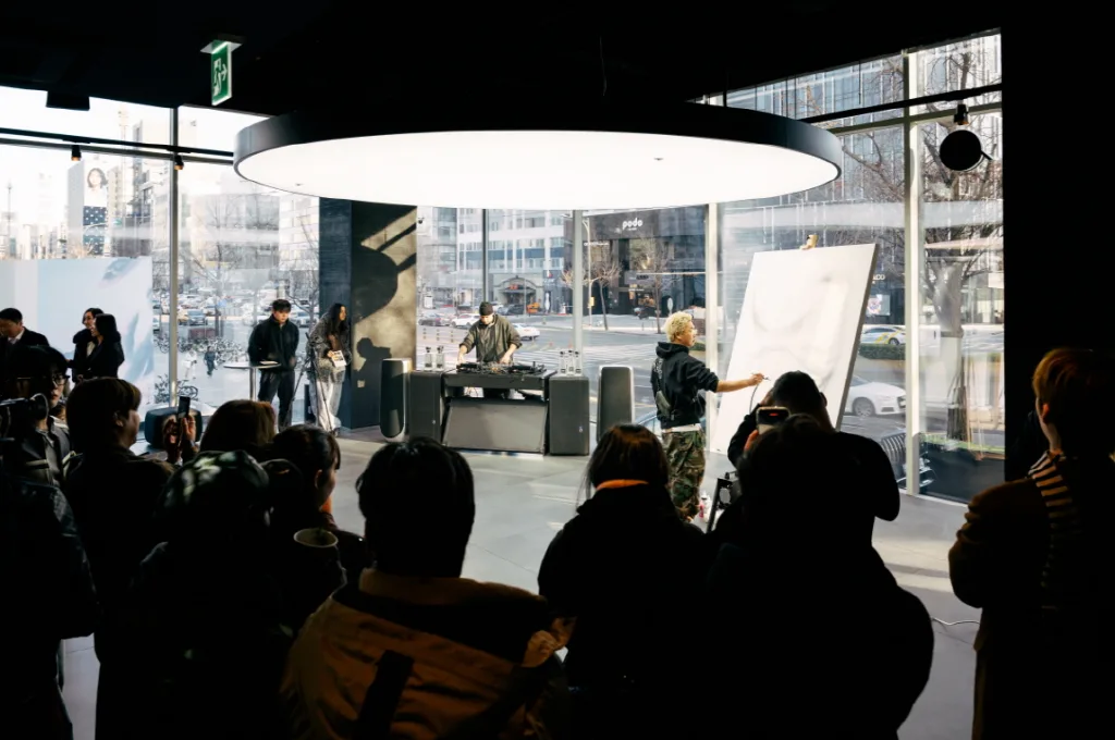 로터스 플래그십 전시장 아트 컬래버레이션, 200명 관람객 방문 3 로터스 플래그십 전시장 아트 컬래버레이션으로 재해석 2 https://mobilityground.com/wp-content/uploads/2025/12/로터스-플래그십-전시장-아트-컬래버레이션으로-재해석-1.webp