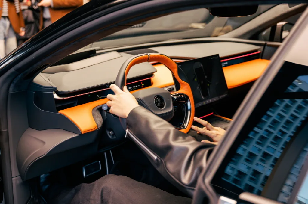 로터스 플래그십 전시장 아트 컬래버레이션, 200명 관람객 방문 4 로터스 플래그십 전시장 아트 컬래버레이션으로 재해석 3 https://mobilityground.com/wp-content/uploads/2025/12/로터스-플래그십-전시장-아트-컬래버레이션으로-재해석-1.webp