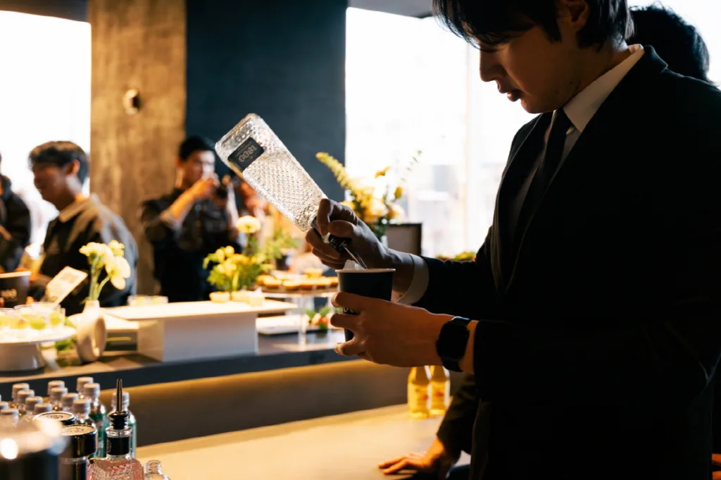 로터스 플래그십 전시장 아트 컬래버레이션, 200명 관람객 방문 5 로터스 플래그십 전시장 아트 컬래버레이션으로 재해석 4 https://mobilityground.com/wp-content/uploads/2025/12/로터스-플래그십-전시장-아트-컬래버레이션으로-재해석-1.webp