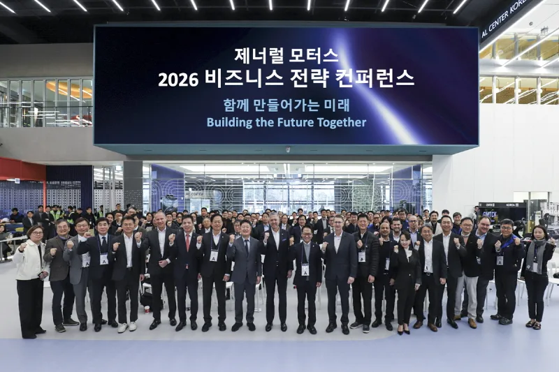 사진 1 GM 한국사업장 2026 비즈니스 전략 컨퍼런스 기념 사진을 촬영하고 있는 GM 임직원들과 주요 내외부 이해관계자들 https://mobilityground.com/wp-content/uploads/2025/12/image001.webp