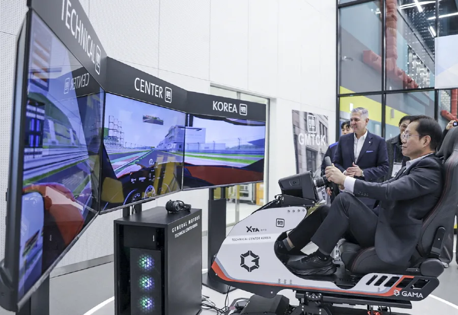 사진 11 드라이버 인 더 루프 시뮬레이터를 체험해보고 있는 GM 임직원들과 주요 내외부 이해관계자들. 오른쪽부터 헥터 비자레알 GM 한국사업장 사장2번째 김진태 인천시 본부장1번째 https://mobilityground.com/wp-content/uploads/2025/12/image001.webp