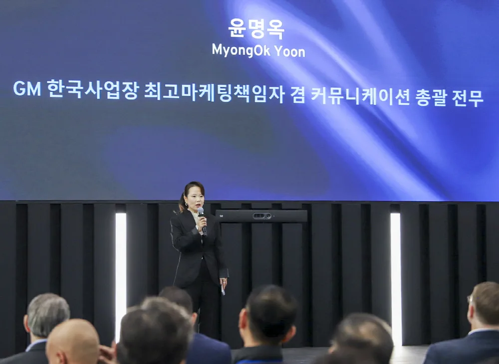 사진 3 GM 한국사업장 2026 비즈니스 전략 컨퍼런스 행사장에서 인사말을 전하고 있는 윤명옥 GM 한국사업장 최고마케팅책임자 겸 커뮤니케이션 총괄 전무 https://mobilityground.com/wp-content/uploads/2025/12/image001.webp