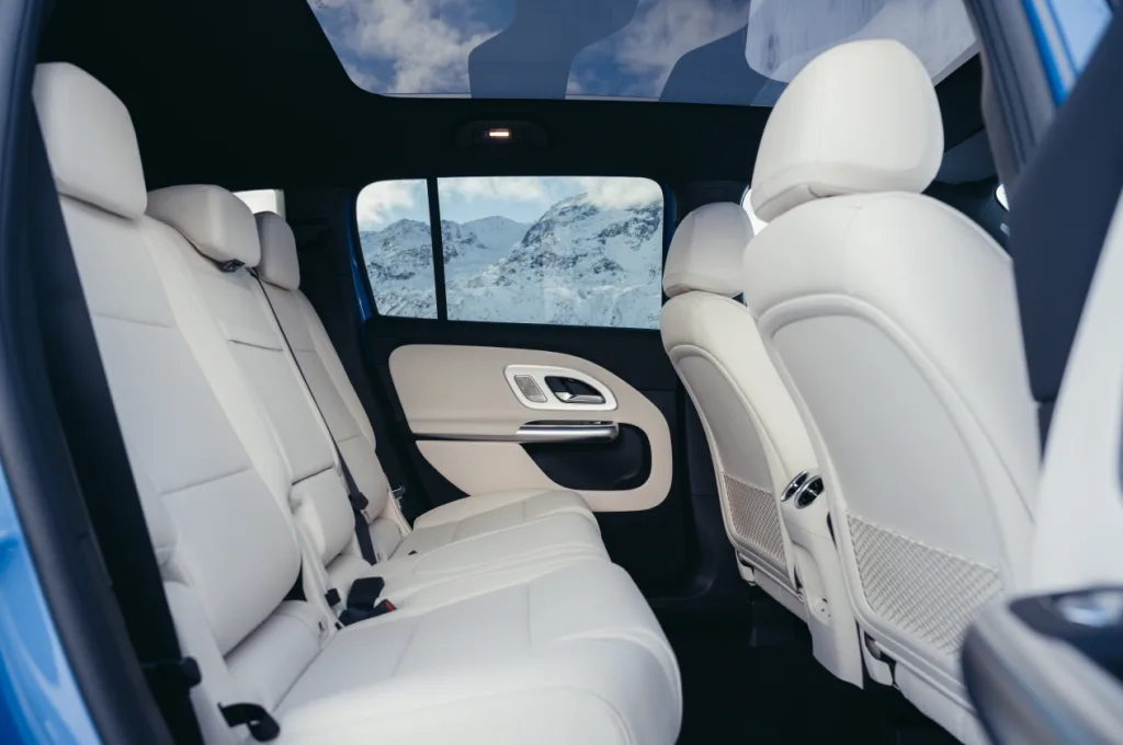 메르세데스-벤츠 디 올-뉴 GLB 공개, 7인승 전기 SUV 2026년 봄 출시 3 사진 4 디 올 뉴 메르세데스 벤츠 GLB 인테리어 2 https://mobilityground.com/wp-content/uploads/2025/12/사진-1-디-올-뉴-메르세데스-벤츠-GLB.webp