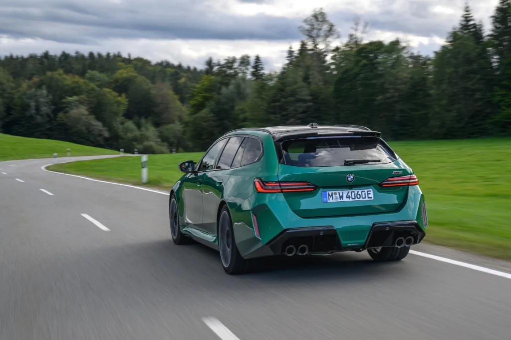 사진2 BMW 코리아 강력한 주행성능에 활용성 더한 ‘뉴 M5 투어링 공식 출시 https://mobilityground.com/wp-content/uploads/2025/12/사진1-BMW-코리아-강력한-주행성능에-활용성-더한-‘뉴-M5-투어링-공식-출시.webp