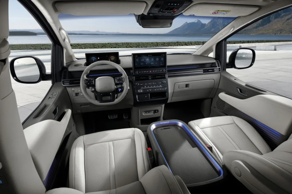 사진2 더 뉴 스타리아 라운지 내장 https://mobilityground.com/wp-content/uploads/2025/12/사진4-더-뉴-스타리아-외장투어러.webp