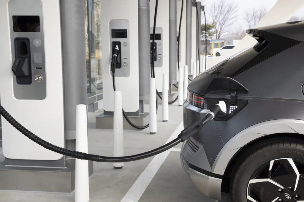 사진2 전기차 충전기 커넥터 연결 이미지 https://mobilityground.com/wp-content/uploads/2025/12/사진-1-부산-동백공원-이피트E-pit-전기차-충전소-전경.webp