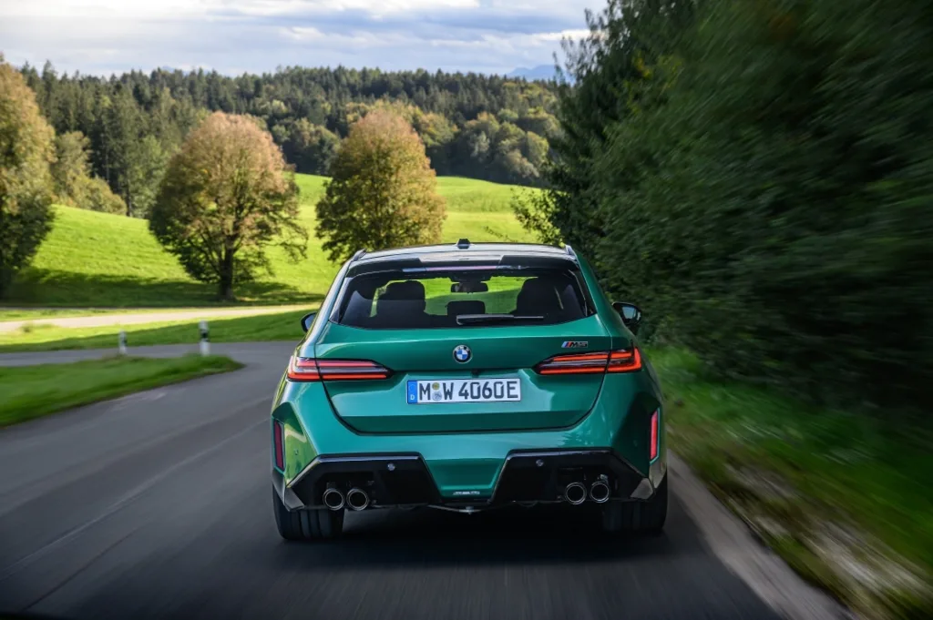 사진4 BMW 코리아 강력한 주행성능에 활용성 더한 ‘뉴 M5 투어링 공식 출시 https://mobilityground.com/wp-content/uploads/2025/12/사진1-BMW-코리아-강력한-주행성능에-활용성-더한-‘뉴-M5-투어링-공식-출시.webp