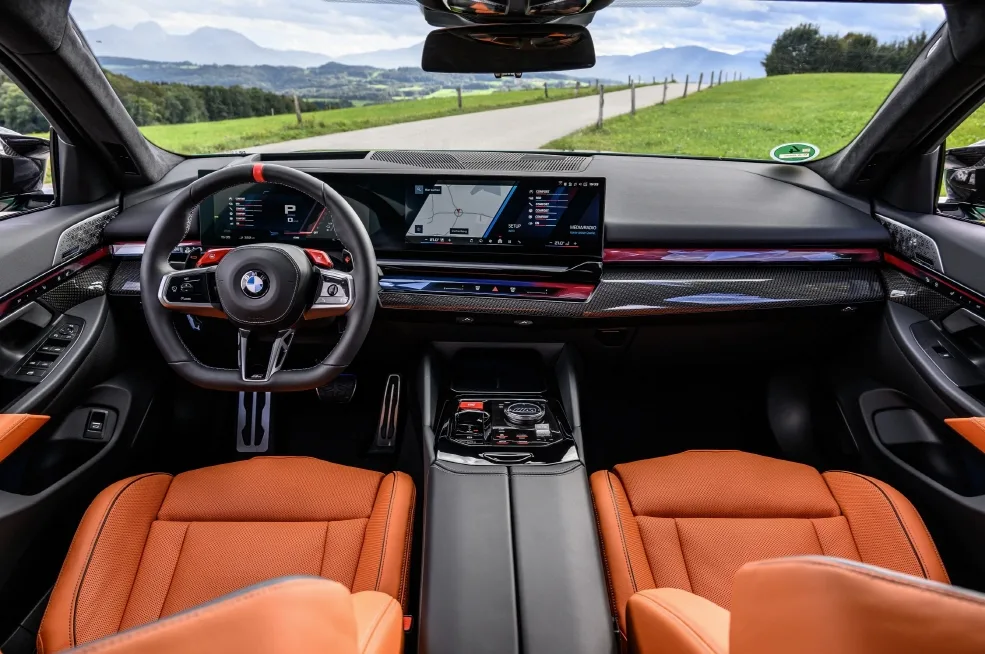 사진5 BMW 코리아 강력한 주행성능에 활용성 더한 ‘뉴 M5 투어링 공식 출시 https://mobilityground.com/wp-content/uploads/2025/12/사진1-BMW-코리아-강력한-주행성능에-활용성-더한-‘뉴-M5-투어링-공식-출시.webp