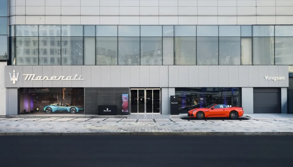 사진자료1 마세라티 용산 전시장 전경 https://mobilityground.com/wp-content/uploads/2025/12/사진자료1-마세라티-용산-전시장-전경.webp
