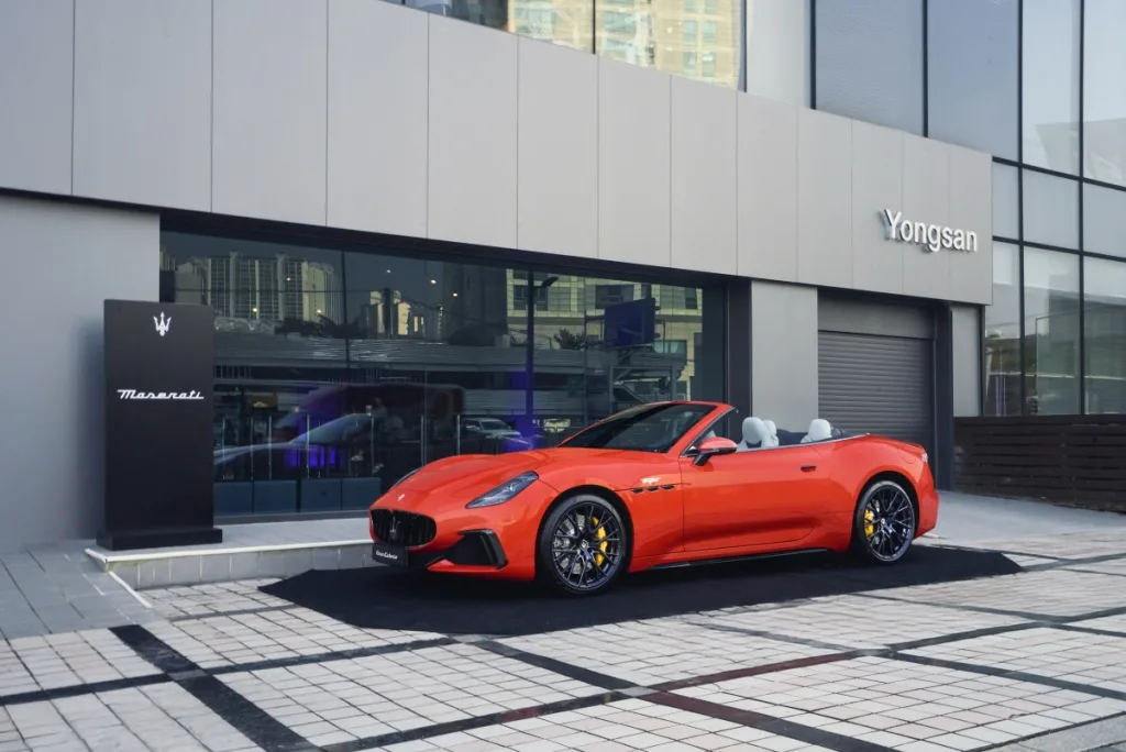 사진자료2 마세라티 용산 전시장 및 이탈리안 고성능 컨버터블 그란카브리오GranCabrio https://mobilityground.com/wp-content/uploads/2025/12/사진자료1-마세라티-용산-전시장-전경.webp